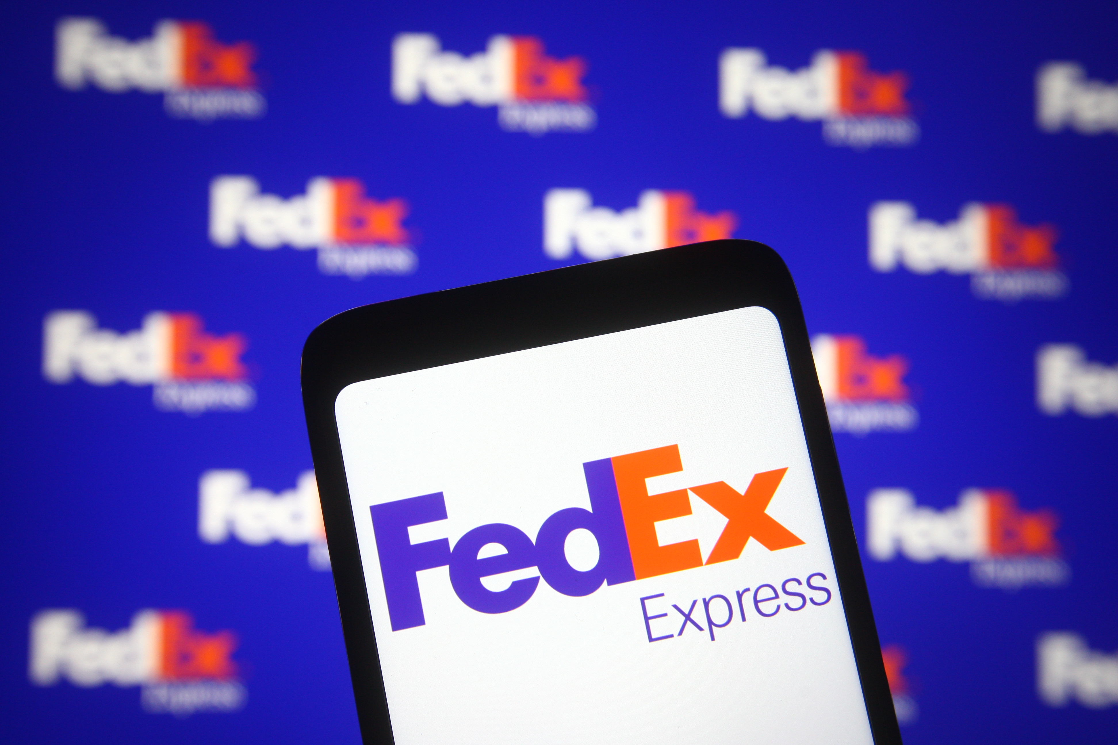 Las acciones de FedEx se desploman al máximo en 40 años